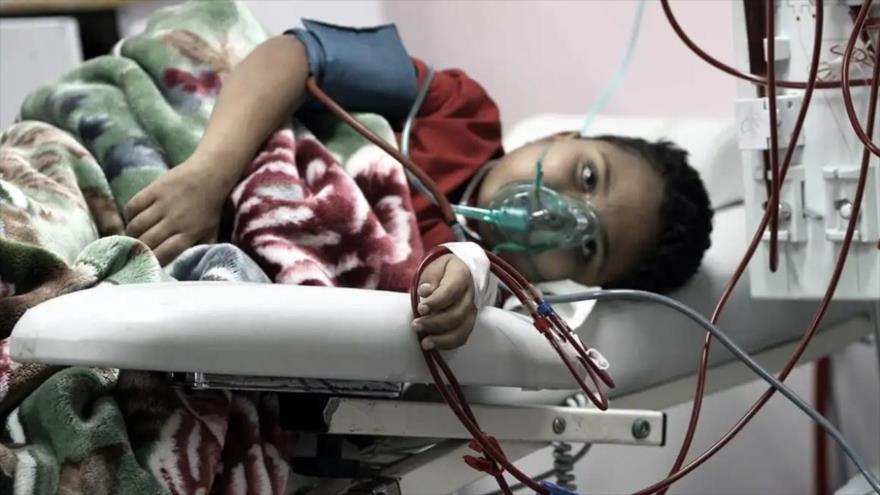 Un niño palestino recibe tratamiento de diálisis en un hospital de Gaza, 11 de noviembre de 2015. (Foto: Apaimages)