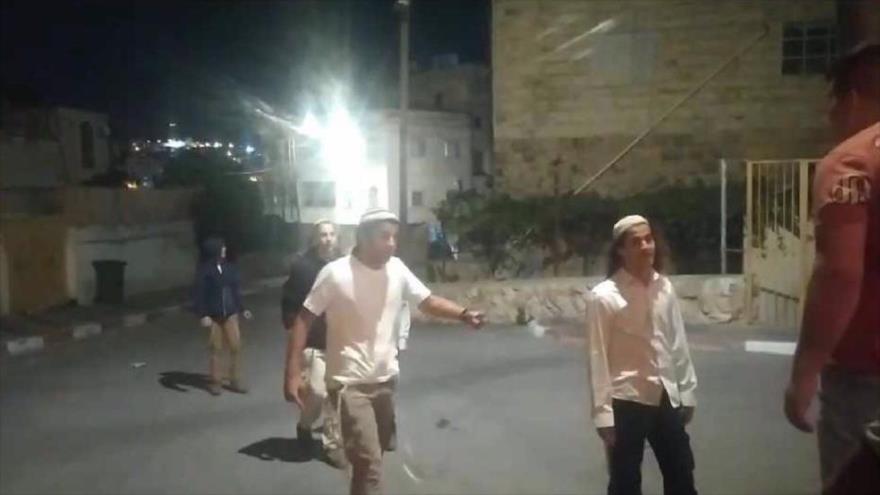 Imagen tomada del vídeo muestra a los colonos israelíes durante una incursión en Al-Jalil (Hebrón), en la Cisjordania ocupada, 16 de septiembre de 2023.
