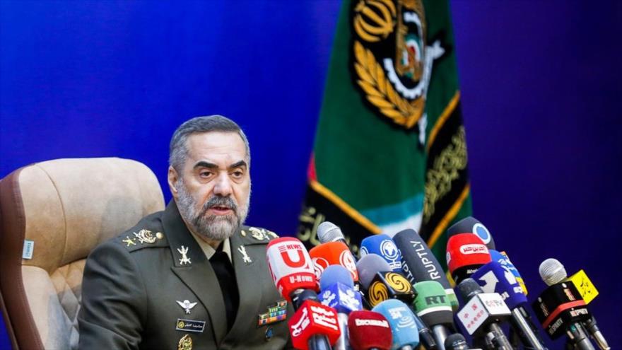 El ministro de Defensa iraní, el general de brigada Mohamad Reza Ashtiani, habla en una rueda de prensa en Teherán, la capital.