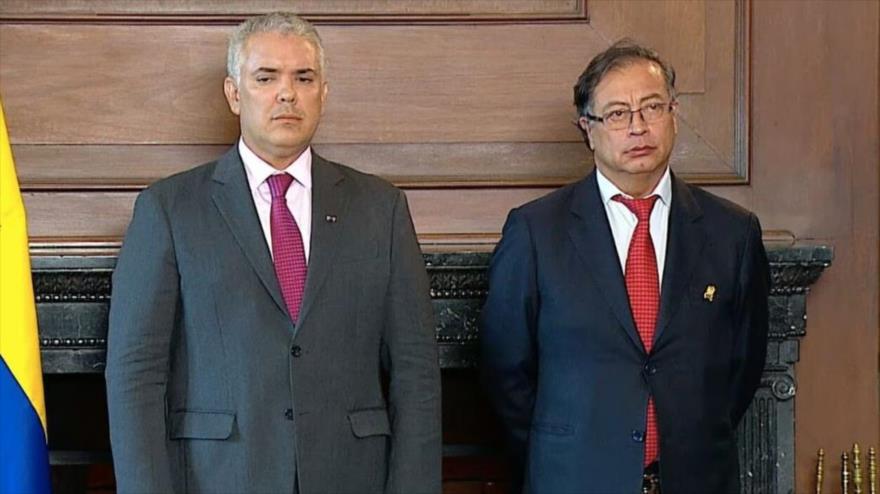 El presidente colombiano, Gustavo Petro (derecha), y su antecesor, Iván Duque, en una ceremonia.