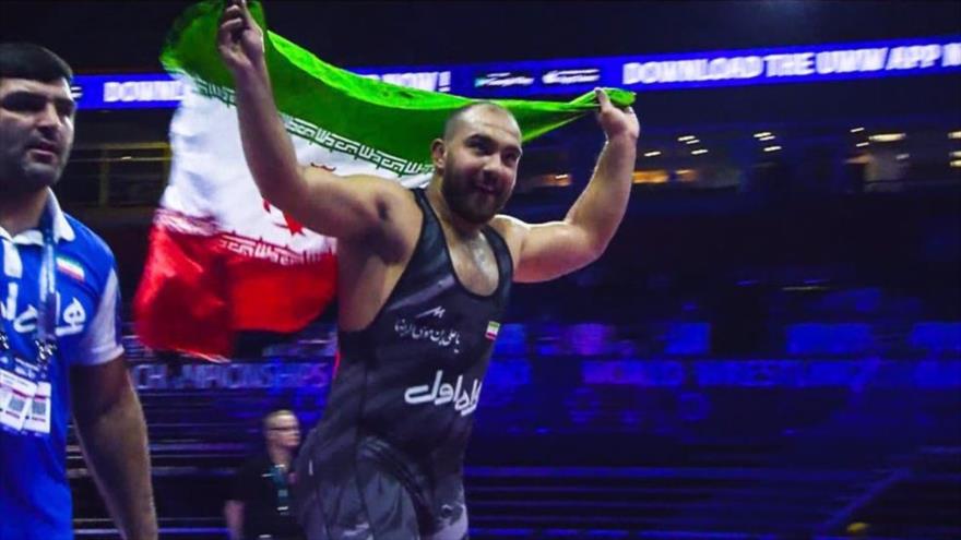 El luchador iraní Amir Hosein Zare celebra su victoria en la final del Campeonato Mundial de Lucha Libre en Belgrado, 17 de septiembre de 2023.