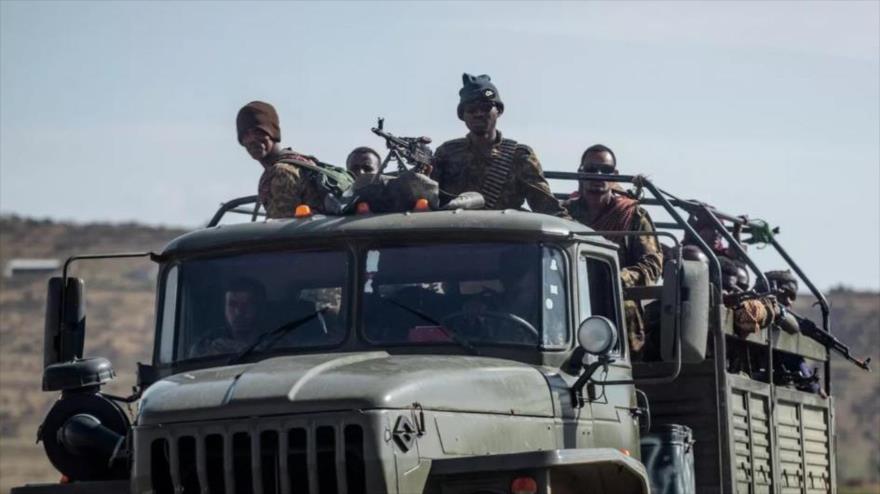 Los soldados etíopes viajan en la parte trasera de un camión en una carretera cerca de Agula, en el norte de Etiopia, el 8 de mayo de 2021.