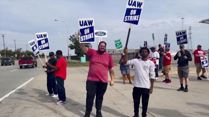 Trabajadores automotrices de EEUU se declaran en huelga