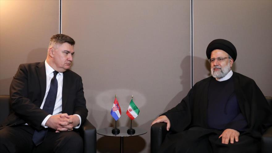 El presidente de Irán, Seyed Ebrahim Raisi (dcha.), reunido con su homólogo de Croacia, Zoran Milanovic, en Nueva York, 18 de septiembre de 2023.