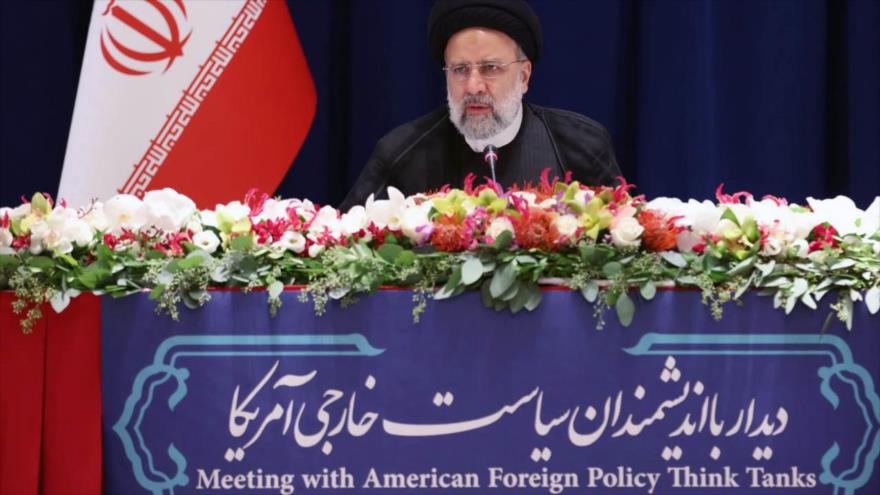 El presidente de Irán, Ebrahim Raisi, se reúnen con un grupo de pensadores de política exterior estadounidenses en Nueva York, 18 de septiembre de 2023.
