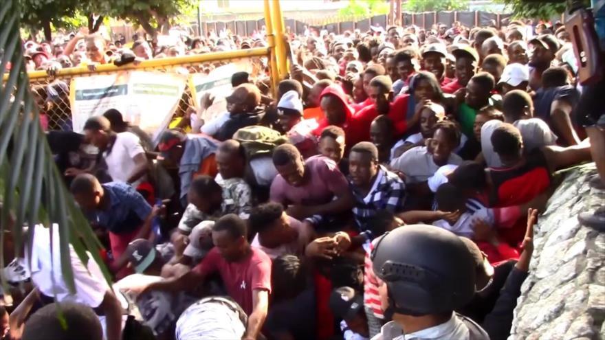 Avalancha de migrantes irrumpe en oficinas de COMAR, México 