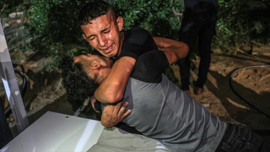Un allegado consuela al hermano de Yusef Salem Radwan, asesinado a manos del ejército israelí en la Franja de Gaza, 19 de septiembre de 2023.