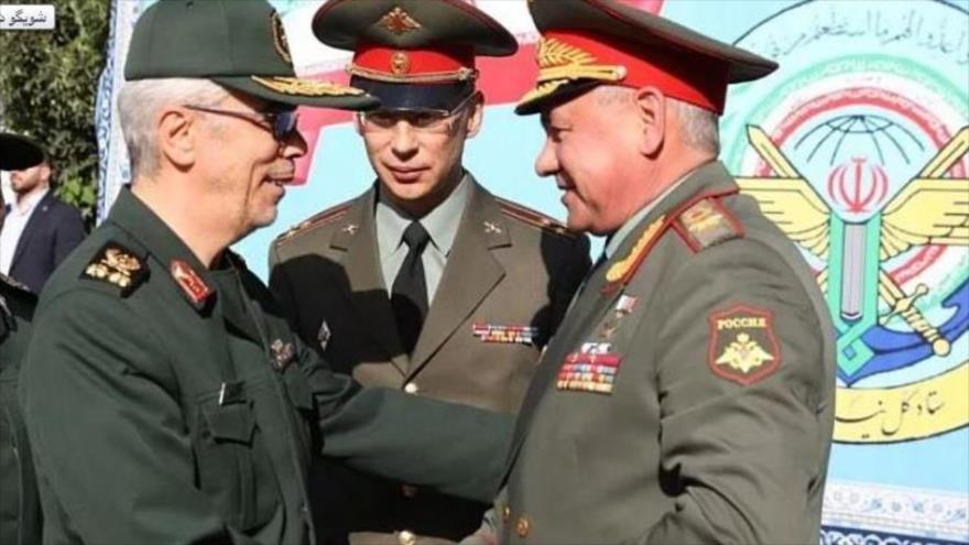 El general Mohamad Hosein Baqeri, jefe del Estado Mayor de las FF.AA. de Irán (izq.), y el ministro ruso de Defensa, Serguéi Shoigu, en Teherán.