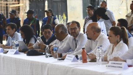 Gobierno colombiano y disidencias de FARC pactan ruta de negociación