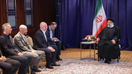 Raisi se reúne con el presidente de FIFA y ensalza papel de fútbol