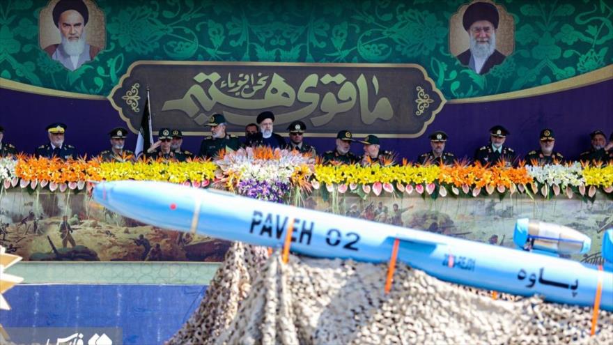 El presidente de Irán, Seyed Ebrahim Raisi (centro), en el desfile militar de las Fuerzas Armadas de Irán en Teherán, 22 de septiembre de 2023.
