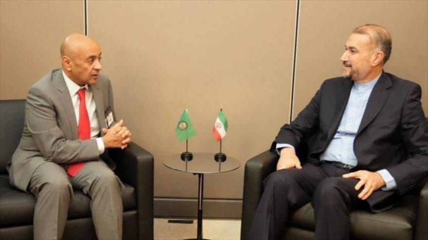 Canciller iraní, Hosein Amir Abdolahian, (dcha.), reunido con el secretario general del CCG, Jassim al-Budaiwi, Nueva York, 22 de septiembre de 2023.