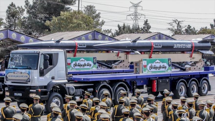 Un misil hipersónico iraní Fattah presentado durante un desfile conmemorativo de las Fuerzas Armadas en Teherán, la capital, 22 de septiembre de 2023.