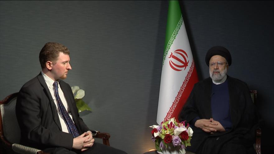 El presidente de Irán, Ebrahim Raisi, (dcha.) en una entrevista con la cadena rusa RT.