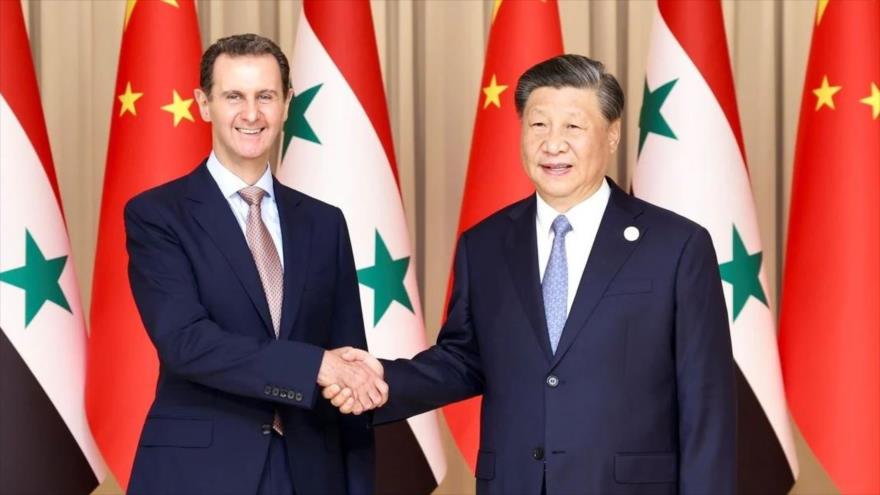 El presidente de China, Xi Jinping, con su homólogo sirio, Bashar al-Asad (izqda.) en la ciudad china de Hangzhou, septiembre de 2023.