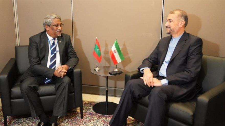 El canciller iraní, Hosein Amir Abdolahian (dcha.), y su homólogo de Maldivas, Ahmed Jalil.
