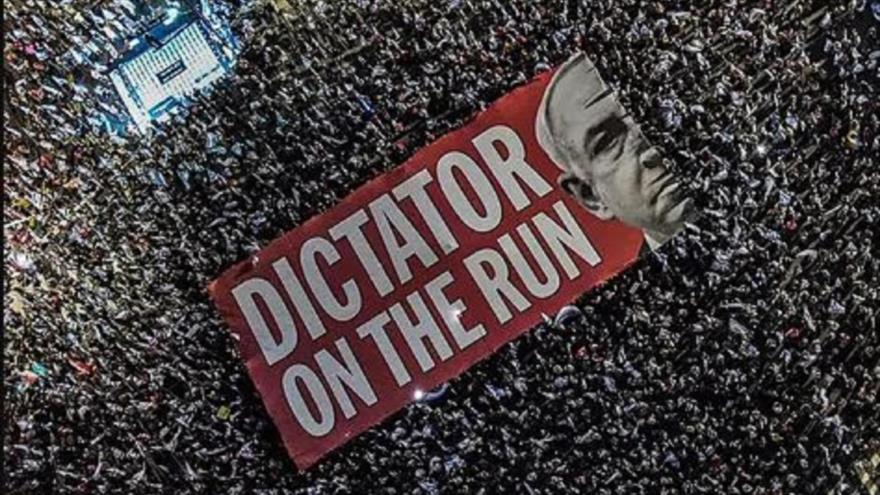 Manifestantes israelíes portan una pancarta gigante contra Netanyahu en Tel Aviv, 23 de septiembre de 2023.