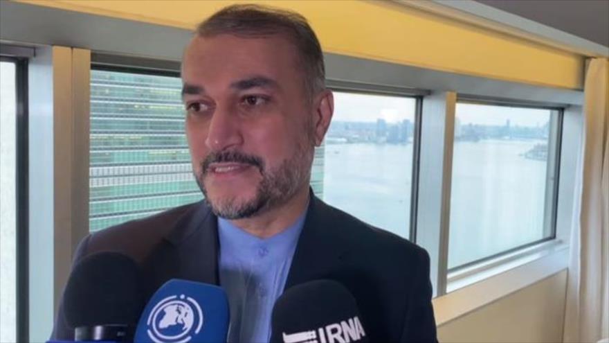 El canciller de Irán, Hosein Amir Abdolahian, responde a los periodistas iraníes en el edificio de la ONU en Nueva York, 23 de septiembre de 2023.