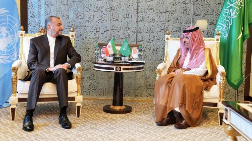 El canciller iraní, Hosein Amir Abdolahian (izda.), y su par saudí, Faisal bin Farhan, en una reunión en Nueva York, EE.UU., 23 de septiembre de 2023.

