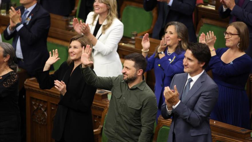 El presidente ucraniano, Volodímir Zelenski, el premier, Justin Trudeau, y diputados canadienses aplauden a un veterano nazi en Parlamento de Canadá, 22 de septiembre de 2023.