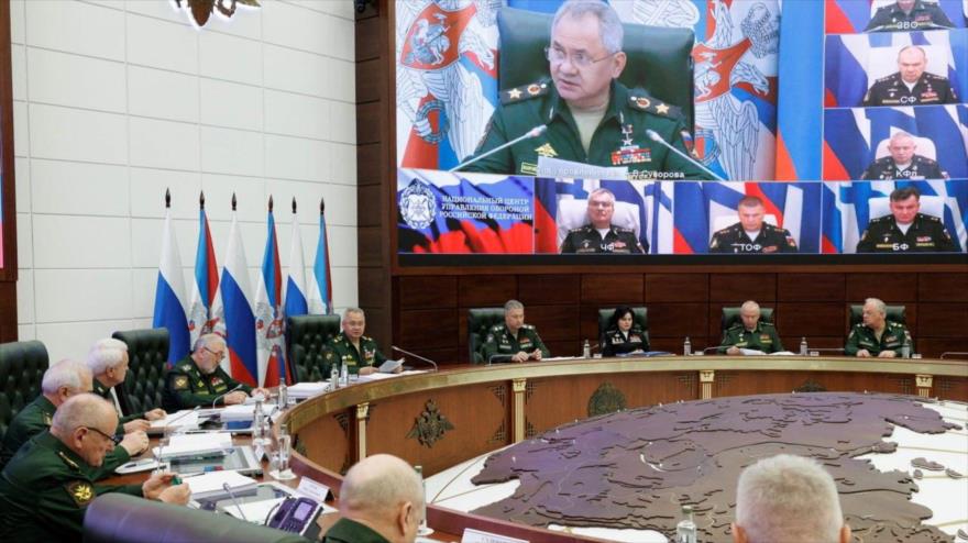 En la pantalla se ve al ministro de Defensa de Rusia, Serguéi Shoigú (arriba), durante una reunión en Moscú, 26 de septiembre de 2023.