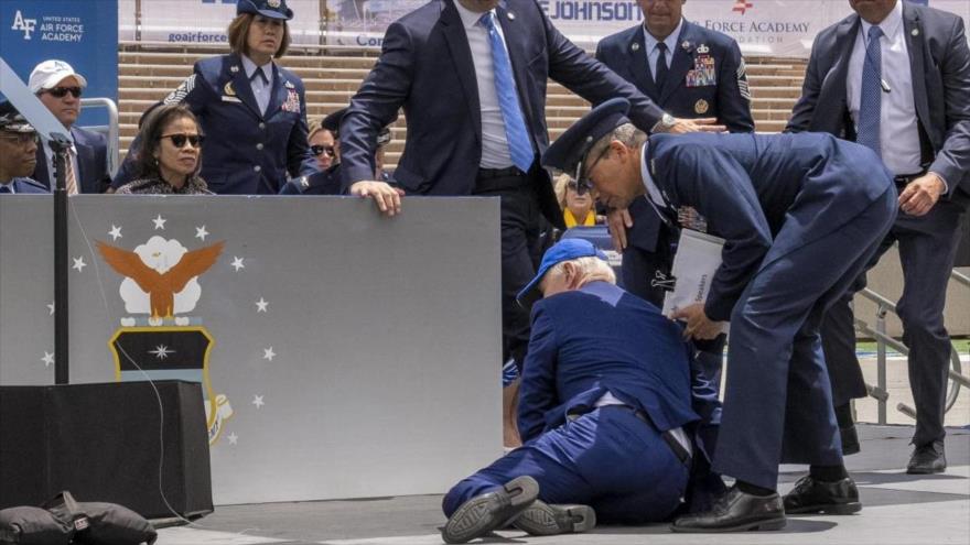 El presidente de EE.UU., Joe Biden, sufre una aparatosa caída durante una graduación militar en Colorado.