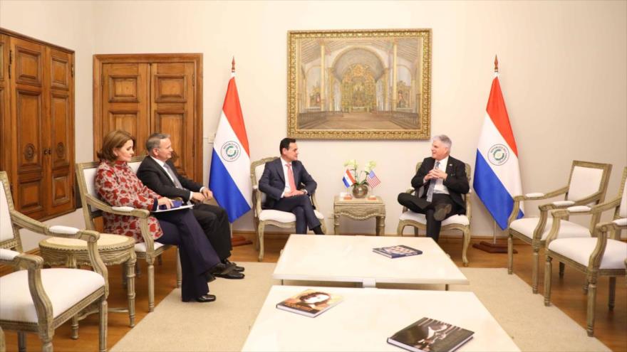 El canciller de Paraguay, Rubén Ramírez Lezcano (izq.), y el embajador de EE.UU. en Asunción, Marc Ostfield.
