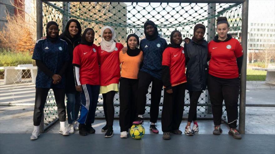 El equipo parisiano Les Hijabeuses posa para una foto, luchan contra lo que dicen es la exclusión de las musulmanas de los deportes.