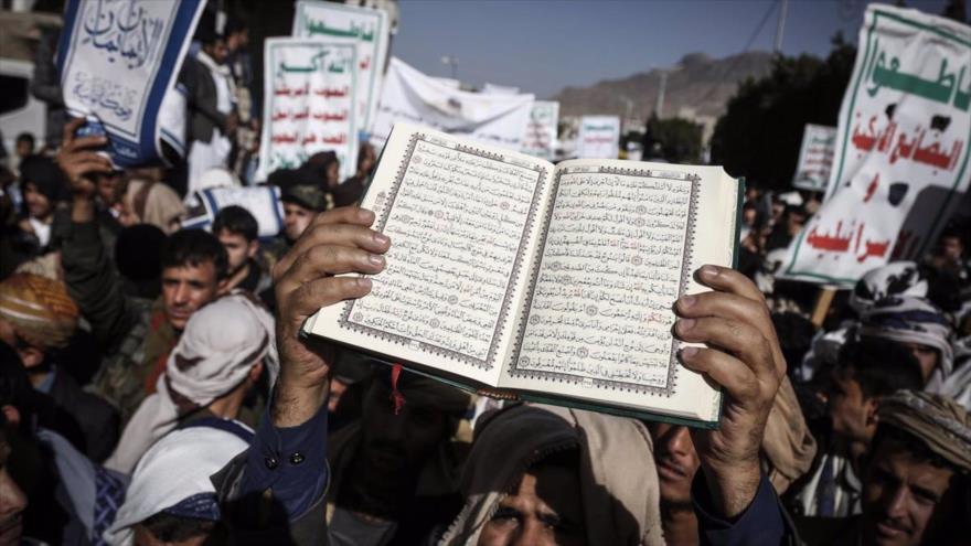 Un ejemplar del sagrado Corán durante una manifestación en Yemen.