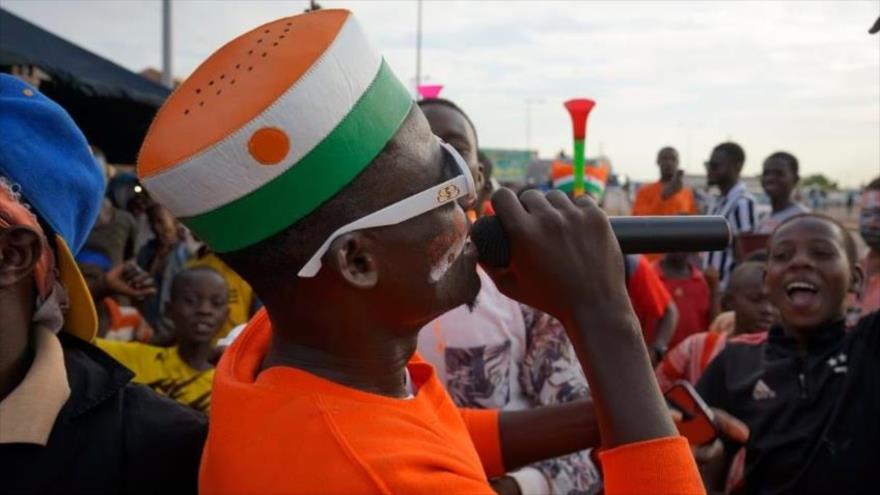 Un grupo de ciudadanos celebra el anuncio de la marcha de las tropas francesas de Níger en las calles de Niamey, septiembre de 2023. (Foto: EFE)