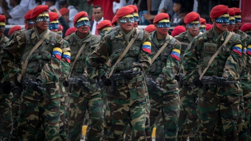 Soldados marchan durante el desfile del Día de la Independencia de Venezuela en Caracas, 5 de julio de 2023.