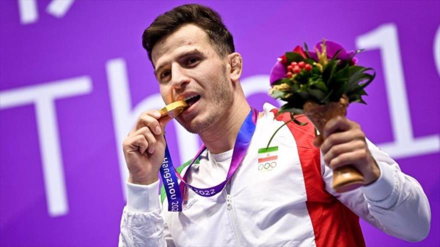 El wushuista iraní Yusef Sabri posa con su medalla de oro en los Juegos Asiáticos de Hangzhou, 28 de septiembre de 2023.