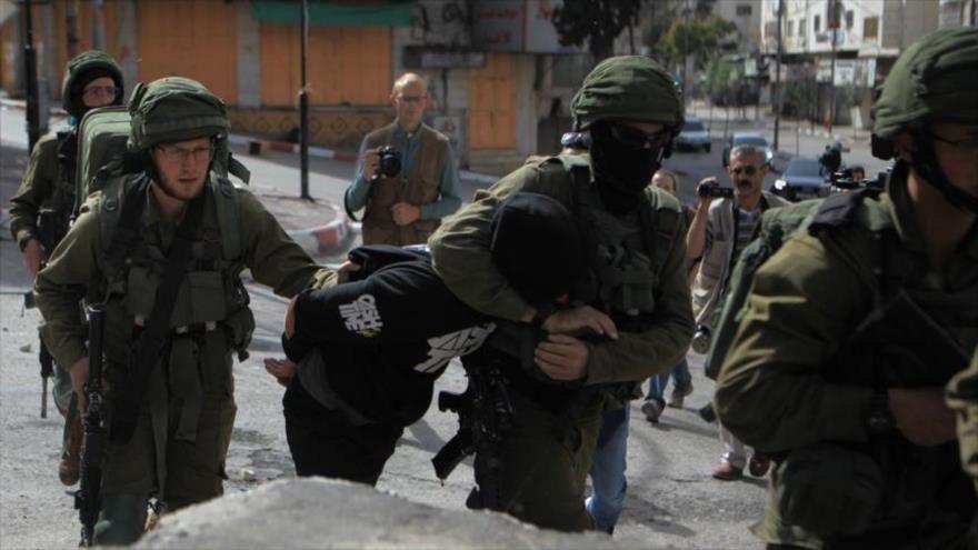 Un joven palestino detenido por las fuerzas sionistas en la Cisjordania ocupada.