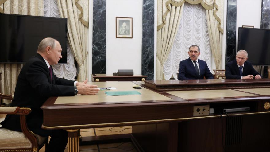 El presidente ruso, Vladímir Putin, (izda.) se reúne con el excomandante del grupo Wagner Andrei Troshev, (dcha.) en Moscú, 28 de septiembre de 2023. (Foto: Sputnik)