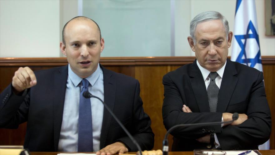 Naftali Bennett (izda.) y Benjamín Netanyahu (dcha.), fotografiados en la oficina del primer ministro israelí en Al-Quds (Jerusalén) en 2016.