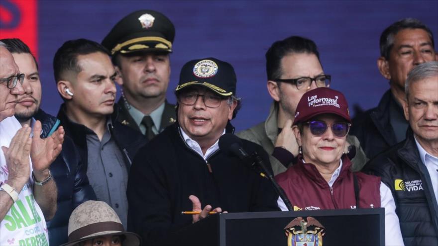 El presidente de Colombia, Gustavo Petro, habla durante una marcha progubernamental en la Plaza Bolívar en Bogotá, 27 de septiembre de 2023.