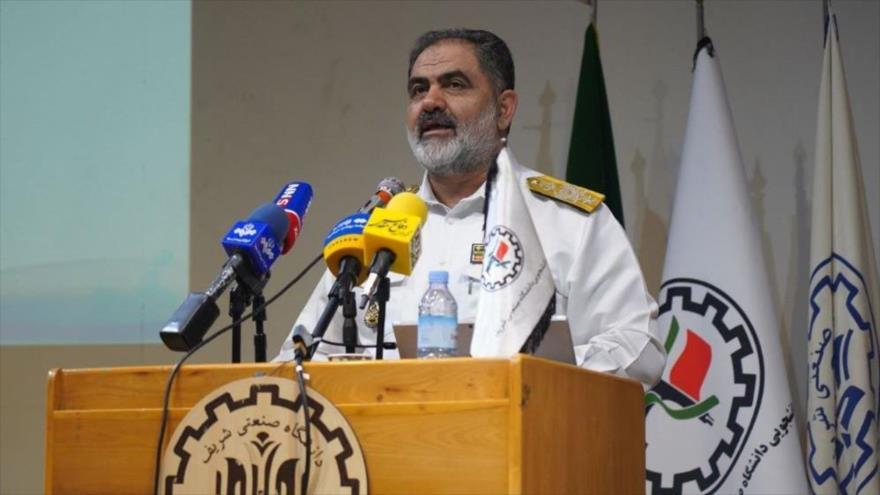 El comandante de la Fuerza Naval del Ejército de Irán, el contralmirante Shahram Iraní, habla en la Universidad Tecnológica Sharif, Teherán, Irán, 30 de septiembre de 2023. 