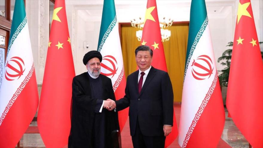 El presidente iraní, Ebrahim Raisi (izda.), y su homólogo chino, Xi Jinping, en Pekín, 14 de febrero de 2023. 