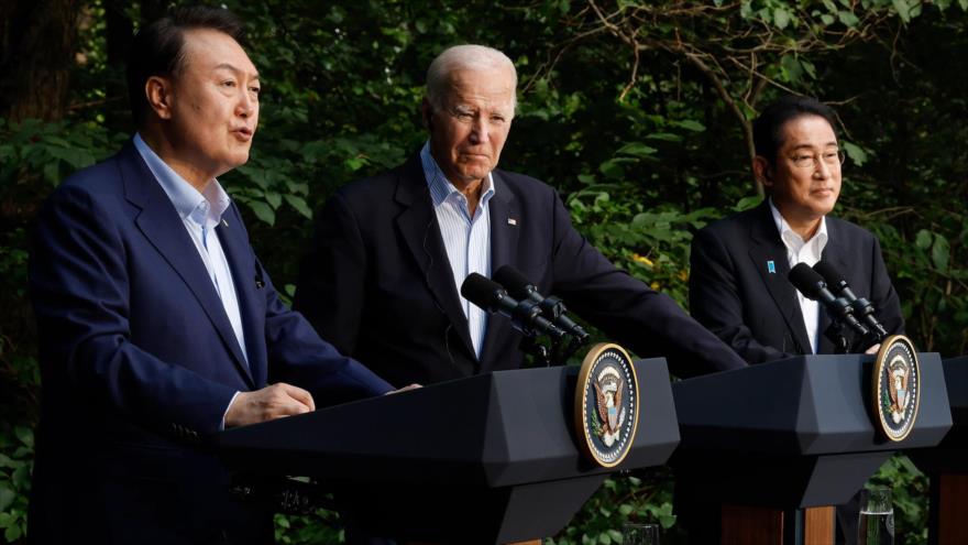 El presidente de EE.UU., Joe Biden (c), su par surcoreano Yoon Suk Yeol (izda.), y el premier japonés Kishida Fumio, en Maryland, 18 de agosto de 2023.