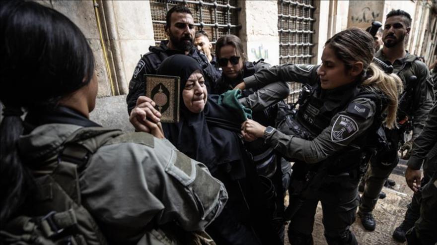 Las fuerzas israelíes detienen a una anciana palestina mientras defendía la Mezquita de Al-Aqsa contra el asalto de los colonos.