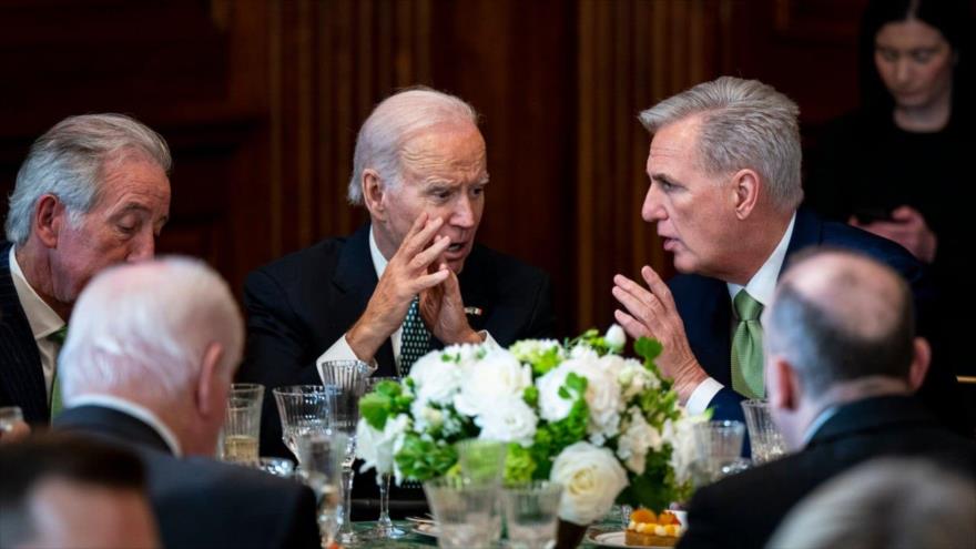 El presidente de EE.UU.UU., Joe Biden (izda.), y el presidente de la Cámara Baja, Kevin McCarthy (dcha.), hablando en una reunión.