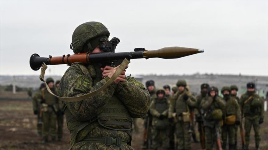 Un operador de lanzagranadas de las fuerzas armadas rusas participa en ejercicios de combate en el campo de tiro Kadamovski en la región de Rostov, Rusia. (Foto: Reuters)