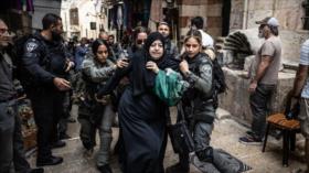 Fuerzas y colonos israelíes irrumpen en Al-Aqsa, profanando el lugar