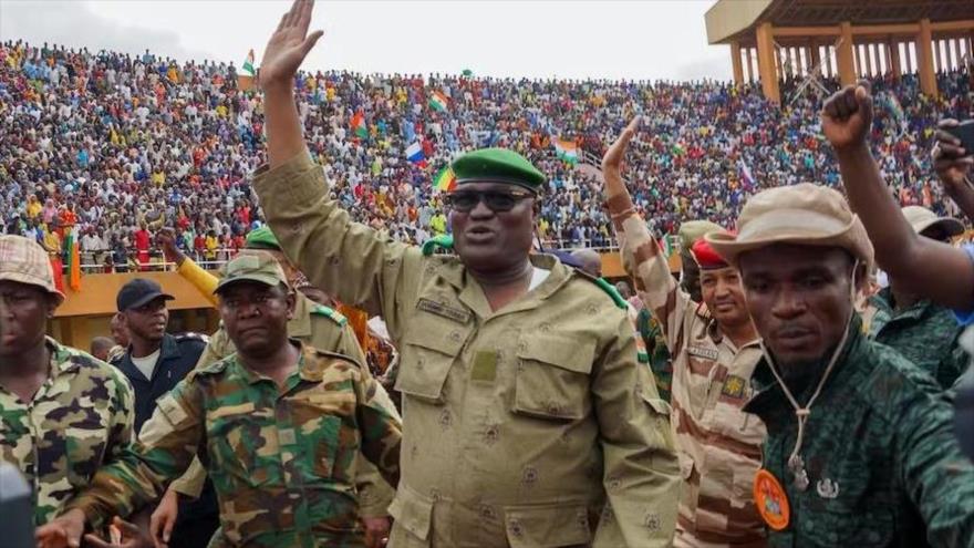 Líderes militares de Níger saludan a una multitud de simpatizantes en Niamey, 6 de agosto de 2023. (Foto: Getty Images)