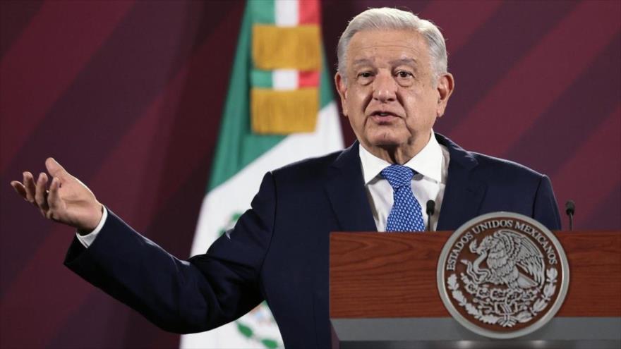 El presidente de México, Andrés Manuel López Obrador, habla durante una conferencia de prensa en el Palacio Nacional de Ciudad de México, 2 de octubre de 2023.