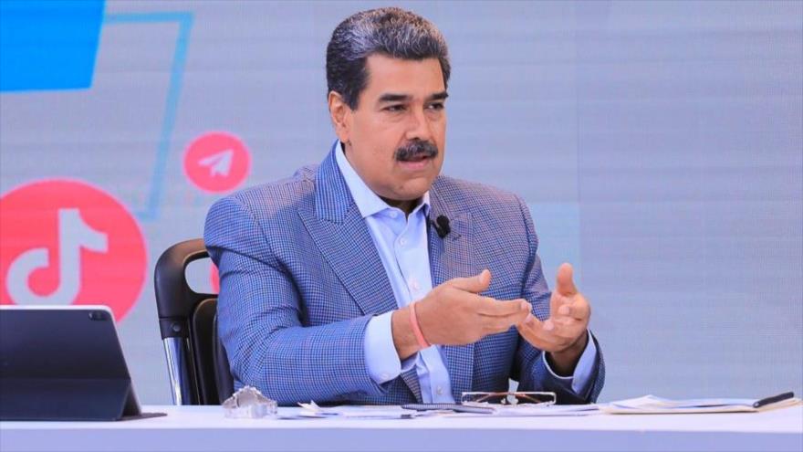 El presidente de Venezuela, Nicolás Maduro, habla durante un programa televisivo, 2 de octubre de 2023.