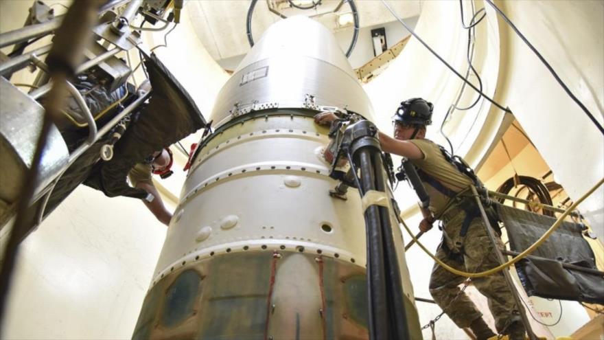 Dos aviadores de la Fuerza Aérea de EEUU preparan un misil balístico intercontinental con capacidad nuclear para un lanzamiento de prueba, 22 de septiembre de 2020.