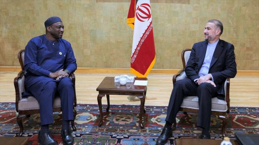 Canciller iraní, Hosen Amir Abdolahian (dcha.), y el jefe de la Academia Intl. de Fiqh Islámico de OCI, Mustapha Sano, Teherán, 3 de octubre de 2023.