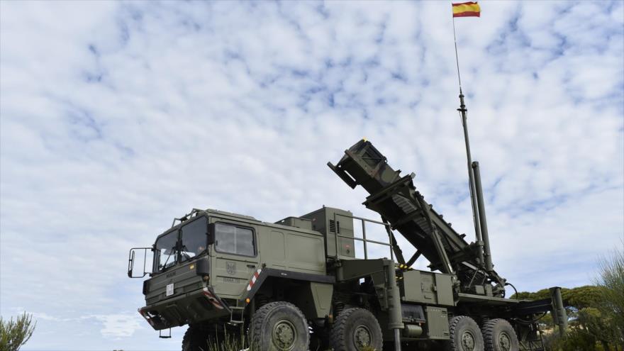 Preparativos para el lanzamiento de un misil Patriot por el Ejército español
