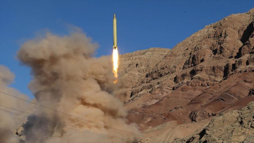 El lanzamiento de un misil por las fuerzas yemeníes contra los objetivos enemigos.